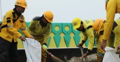 Petugas Dinas Bina Marga Jakarta menangani jalan layang khusus bus TransJakarta Koridor 13, Minggu, 15 Februari 2026. (Sumber: Dok. Bina Marga Jakarta)
