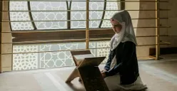 Ilustrasi - Bacaan doa menyambut bulan Ramadhan. (Sumber: Pexels/Alena Darmel)