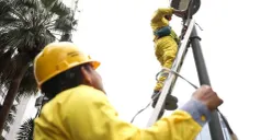 Petugas Dinas Bina Marga saat memasang lampu PJU. (Sumber: Kominfotik Pemprov Jakarta)