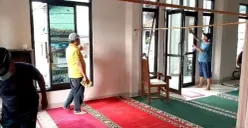 Sejumlah warga Cihaseum, Kelurahan Pandeglang, saat melakukan bersih-bersih Masjid. (Sumber: Poskota/Samsul Fatoni)