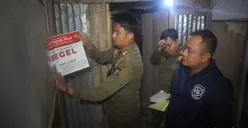 Petugas Satpol PP Kabupaten Tangerang menyegel kamar di wilayah Kecamatan Solear. (Sumber: Poskota/Veronica Prasetio)