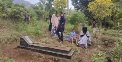 Sejumlah warga berizarah di TPU, Desa Ciherang, Kecamatan Cisata, Kabupaten Pandeglang. (Sumber: Poskota/Samsul Fatoni)