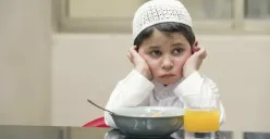 Ilustrasi seorang anak sedang berpuasa (Sumber: Unsplash)