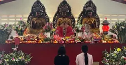 Jemaat melaksanakan ibadah di Vihara Dharma Bakti Petak Sembilan, Glodok, Tamansari, Jakarta Barat, Selasa, 17 Februari 2026. (Sumber: Poskota/Pandi Ramedhan)