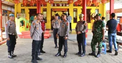 Personel kepolisian meninjau vihara saat perayaan Hari Raya Imlek di Kota Depok, Selasa, 17 Februari 2026. (Sumber: Dok. Polres Metro Depok)