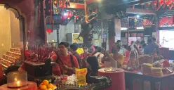 Masyarakat tionghoa sedang melaksakan ibadah di Vihara Toa Se Bio di Glodok, Tamansari, Jakarta Barat, Selasa, 17 Februari 2026. (Sumber: Poskota/Pandi Ramedhan)