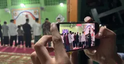 Jemaah Muhammadiyah Cibinong melaksanakan sholat Tarawih perdana pada Ramadhan 1447 Hijiriah di Masjid Umar bin Khattab, Kabupaten Bogor, Selasa, 17 Februari 2026. (Sumber: Poskota/Giffar Rivana)