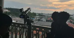 Pemantauan hilal menggunakan teleskop di Masjid KH Hasyim Asy'ari, Cengkareng, Jakarta Barat, Selasa, 17 Februari 2026. (Sumber: Poskota/Pandi Ramedhan)