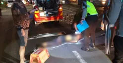 Seorang pengendara sepeda motor tewas seketika usai ditabrak dan terlindas bus di Jalan Transyogi Cibubur, Kelurahan Harjamukti, Kecamatan Cimanggis, Kota Depok, Selasa, 17 Februari 2026. (Sumber: Dok. Lantas Polsek Cimanggis)