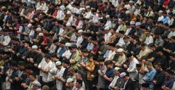 Barisan jemaah laki-laki saat sholat Tarawih pada Ramadhan 1447 Hijriah di Masjid Istiqlal, Pasar Baru, Sawah Besar, Jakarta Pusat, Rabu, 18 Februari 2026. (Sumber: Poskota/Bilal Nugraha Ginanjar)