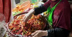 Pedagang sayur mayur di Pasar Slipi berharap harga bahan pokok cabai hingga bawang stabil selama Ramadhan. (Sumber: Poskota/Pandi Ramedhan)