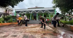 Anggota Polres Bogor bebersih di Masjid Jami Al Muhajirin, Cibinong. (Sumber: Poskota/Giffar Rivana)
