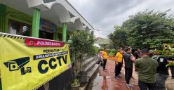 Cegah curanmor, Polres Bogor berikan bantuan CCTV di Masjid untuk keamanan warga. (Sumber: Poskota/Giffar Rivana)