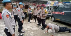 Personel Propam Polres Serang memeriksa personel di salah sebuah Polsek. (Sumber: Dok. Sie Propam)