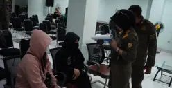 Petugas Satpol PP memeriksa PSK yang terjaring razia di wilayah Cibinong dan Sukaraja, Kabupaten Bogor. (Sumber: Satpol PP Kabupaten Bogor)