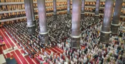 Ribuan jemaah melaksanakan sholat Tarawih perdana pada Ramadhan 1447 Hijriah di Masjid Istiqlal, Pasar Baru, Sawah Besar, Jakarta Pusat, Rabu, 18 Februari 2026. (Sumber: Poskota/Bilal Nugraha Ginanjar)