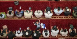 Masjid Istiqlal memberikan takjil gratis kepada masyarakat selama Ramadhan 1447 Hijriah. (Sumber: Poskota/Bilal Nugraha Ginanjar)