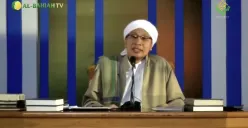 Buya Yahya menjelaskan hukum Tarawih tanpa bilal serta solusi bagi pekerja yang tak sempat berjamaah. (Sumber: YouTube/Buya Yahya)