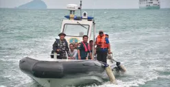 Petugas Lanal Banten tengah melakukan pencarian korban hilang dari kapal Marina 7 di perairan Pulau Ular, Kecamatan Ciwandan, Kota Cilegon, Kamis, 19 Februari 2026. (Sumber: Dok. Lanal Banten)
