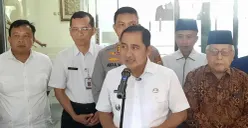 Wakil Wali Kota Depok, Chandra Rahmansyah memberikan keterangan pers tentang larangan SOTR, tempat hiburan malam, hingga pembatasan tempat makan. (Sumber: Poskota/Angga Pahlevi)