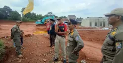 Petugas menghentikan penggalian tanah tidak berizin untuk pembangunan perumahan di daerah Bedahan, Sawangan, Kota Depok. (Sumber: Dok. Satpol PP Depok)