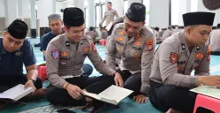 Personel kepolisian mengaji di Masjid Al Ikhlas, Polres Metro Depok, Pancoran Mas, Kamis, 19 Februari 2026. (Sumber: Dok. Polres Metro Depok)