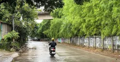 Penampakan ruas jalan Haji Lebar, Meruya Selatan, Kembangan, Jakarta Barat, yang menjadi lokasi mobil towing polisi terparkir hingga ditindak petugas, Kamis, 19 Februari 2026. (Sumber: Poskota/Pandi Ramedhan)