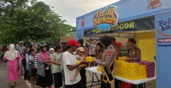 Warga mengantre takjil gratis yang dibagikan Polres Bogor di Jalan Sudirman, Pakansari, Cibinong. (Sumber: Poskota/Giffar Rivana)