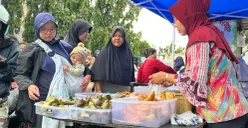 Masyarakat sedang berburu takjil di Jalan Panjang, Kebon Jeruk, Jakarta Barat, Kamis, 19 Februari 2026. (Sumber: Poskota/Pandi Ramedhan)