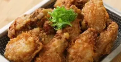 Resep buka puasa simpel ala Chef Devina Hermawan, sayap ayam goreng terasi. (Sumber: Instagram/@devinahermawan)