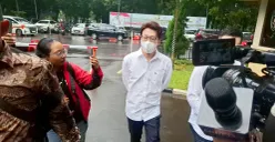 Dokter kecantikan Richard Lee (DRL) mendatangi Polda Metro Jaya untuk menjalani pemeriksaan sebagai tersangka dugaan pelanggaran perlindungan konsumen, Kamis, 19 Februari 2026. (Sumber: Poskota/Ali Mansur)