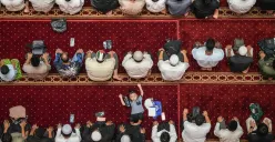 Umat Islam melaksanakan shalat tarawih pertama di Masjid Istiqlal, Jakarta, Rabu, 18 Februari 2026. (Sumber: Poskota/Bilal Nugraha Ginanjar)