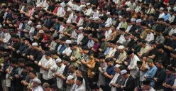 Umat Islam melaksanakan shalat tarawih di Masjid Istiqlal. (Sumber: Poskota/Bilal Nugraha Ginanjar)