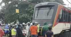 Rangkaian kereta yang anjlok di Perlintasan Poris, Batuceper, Tangerang, Jumat (20/2). (Sumber: Facebook/@Tri Handoko)