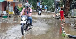 Situasi Jalan Pramuka 2, Mampang, Pancoran Mas, Kota Depok, tergenang banjir, Jumat, 20 Februari 2026. (Sumber: Poskota/Angga Pahlevi)