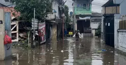 Warga di RW 09, Kelurahan Petukangan Utara, Kecamatan Pesanggrahan, Jakarta Selatan, Jumat, 20 Februari 2026. (Sumber: Poskota/Pandi Ramedhan)