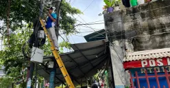 Kanopi rumah di Jalan Swasembada Barat XIX, RT 08/03, Kelurahan Kebon Bawang, Kecamatan Tanjung Priok, Jakarta Utara, rusak tersapu angin kencang, Jumat, 20 Februari 2026. (Sumber: Poskota/M. Tegar Jihad)