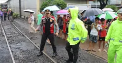 Petugas berada di TKP kecelakaan Commuter Line Basoetta arah Bandara Internasional Soetta di perlintasan sebidang JPL 21 lintas Rawa Buaya-Batuceper, Poris, Kota Tangerang, Jumat, 20 Februari 2026. (Sumber: Dok. Polres Metro Tangerang Kota)
