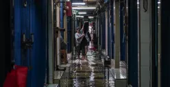Aktifitas pedagang saat banjir merendam Pasar Cipulir, Jakarta Selatan, Jumat, 20 Februari 2026. (Sumber: Poskota/Bilal Nugraha Ginanjar)
