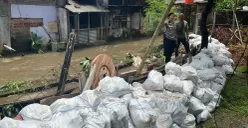 Tanggul yang jebol di RPTRA Bhineka, Petukangan Utara, Pesanggrahan, Jakarta Selatan, disebut menjadi salah satu biang kerok banjir yang melanda permukiman warga di RW 09. (Sumber: Poskota/Pandi Ramedhan)