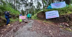 Masyarakat menutup akses masuk jalur-jalur ilegal hutan Nyawang Bandung. (Sumber: Poskota/Gatot Poedji Utomo)