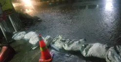 Karung berisikan pasir digunakan jadi penahan air tidak masuk ke kawasan Pasar Cipulir, Kebayoran Lama, Jakarta Selatan. (Sumber: Istimewa)