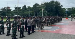 Pemkot Jakarta Barat menggelar apel untuk memonitoring peredaran minuman keras (miras) secara ilegal selama bulan puasa pada Jumat, 20 Februari 2026. (Sumber: Poskota/Pandi Ramedhan)