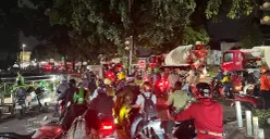 Pantauan lalu lintas di depan Kantor Pemerintah Kota (Pemkot) Jakarta Barat macet total pada Jumat, 20 Februari 2026 malam. (Sumber: Poskota/Pandi Ramedhan)