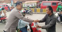 Petugas Polsek Ciruas membagikan takjil kepada pengguna jalan di depan Mako Polsek Ciruas. (Sumber: Dok. Polsek Ciruas)