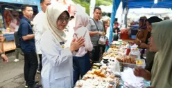 Bupati Pandeglang dan jajarannya saat meninjau aktivitas pelaku UMKM di Bazar Ramadhan Porwan Pandeglang. (Sumber: Dok. Porwan Pandeglang)