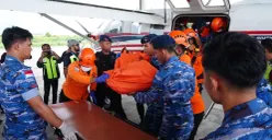 TNI Angkatan Udara (TNI AU) bersama Badan Nasional Pencarian dan Pertolongan (Basarnas) mengevakuasi jenazah pilot Pelita Air Service, Kapten Hendrick L. Adam ke Tarakan. (Sumber: TNI)