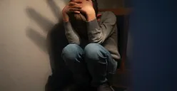 Ilustrasi - Kasus kematian tragis seorang bocah berusia 12 tahun di Sukabumi, Jawa Barat karena diduga dianiya ibu tiri. (Sumber: Freepik.)