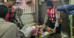 Personel Direktorat Samapta (Ditsamapta) Polda Metro Jaya mengevakuasi seorang warga lanjut usia yang sedang sakit akibat banjir di Jalan Kebon Pala, Kampung Melayu, Jakarta Timur. (Sumber: Polda Metro Jaya)