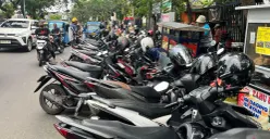 Kendaraan terpakir secara liar di kawasan Pasar Senen, Jakarta Pusat, Sabtu, 21 Februari 2026. (Sumber: Poskota/M. Tegar Jihad)